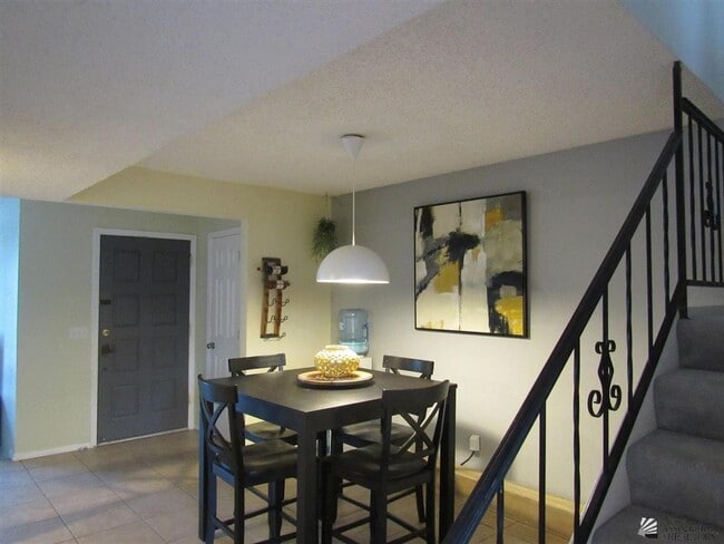 Building Photo - Central townhome with 2 bedrooms and 3 bat...