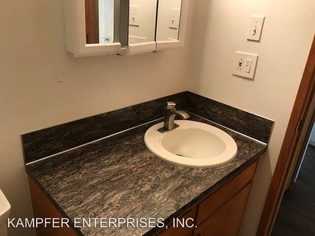 Foto del edificio - 1104-1128 NE North Nebergall Loop