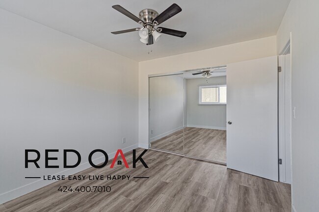 Foto del edificio - Phenomenal One Bedroom with Loads of Natur...