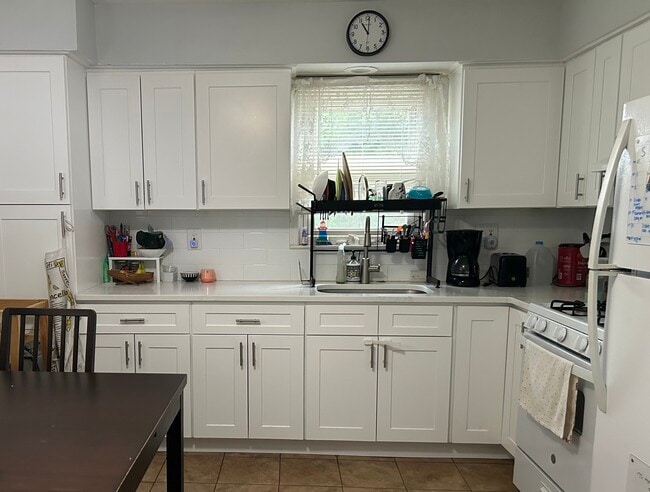 Building Photo - 985 Schopmann Dr