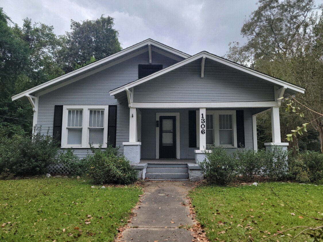 Primary Photo - 1306 Main St