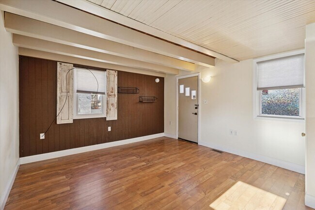 Foto del edificio - Charming 2-Bedroom Single-Family Home with off Street Parking