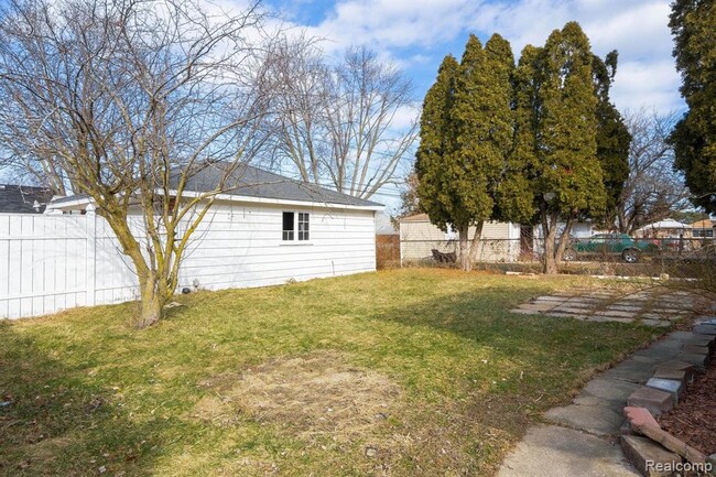 17605-veronica-ave-eastpointe-mi-48021-house-rental-in-eastpointe