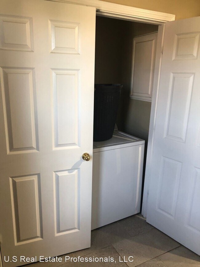 Building Photo - 3 br, 2 bath House - 929 Poppleton Dr