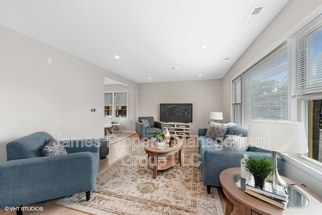 Building Photo - 6047 N Northwest Hwy