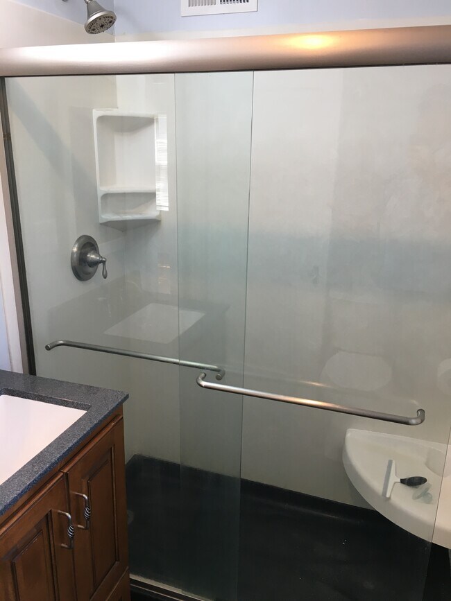 Baño completo - 1304 Dunklin St