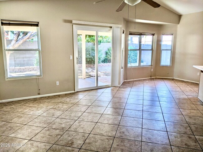 Foto del edificio - 3030 W Rose Garden Ln