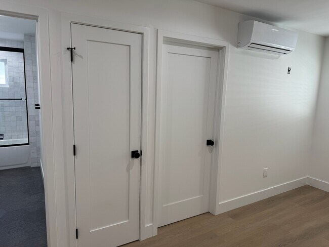 Foto del edificio - 24332 1/2-24334 1/2 Chestnut St