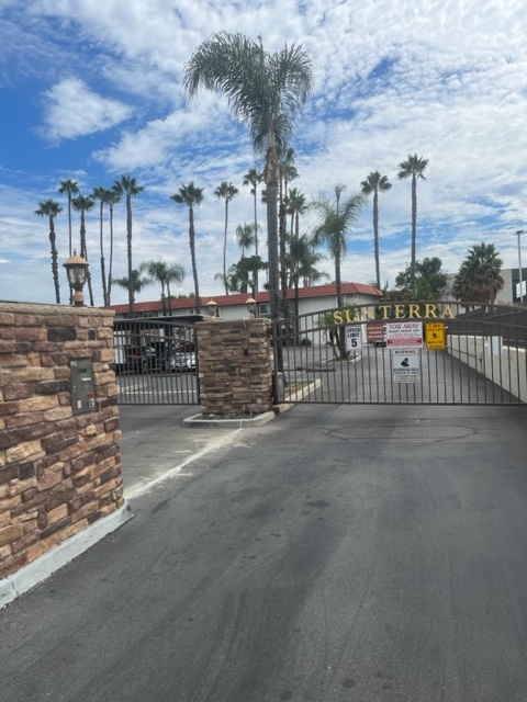 Front Entry to Sunterra - 589 N Johnson Ave