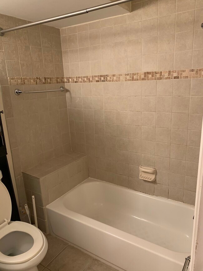 Bath - 750 Quebec Plz NW