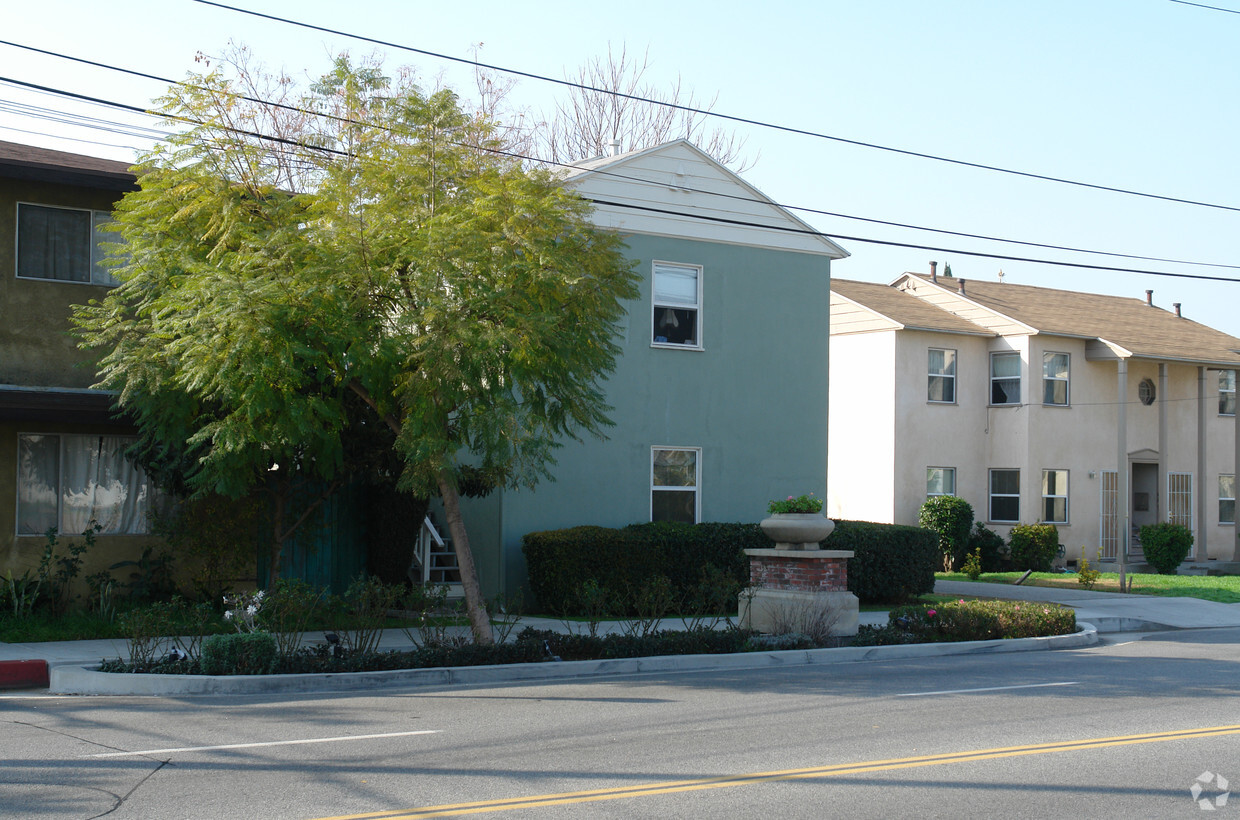 Foto del edificio - 1004 E Chevy Chase Dr