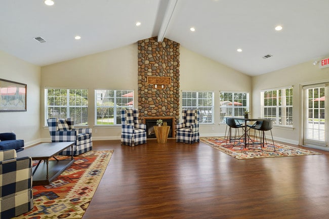 Foto del edificio - Experience the best of apartment living at City Heights Denham Springs.