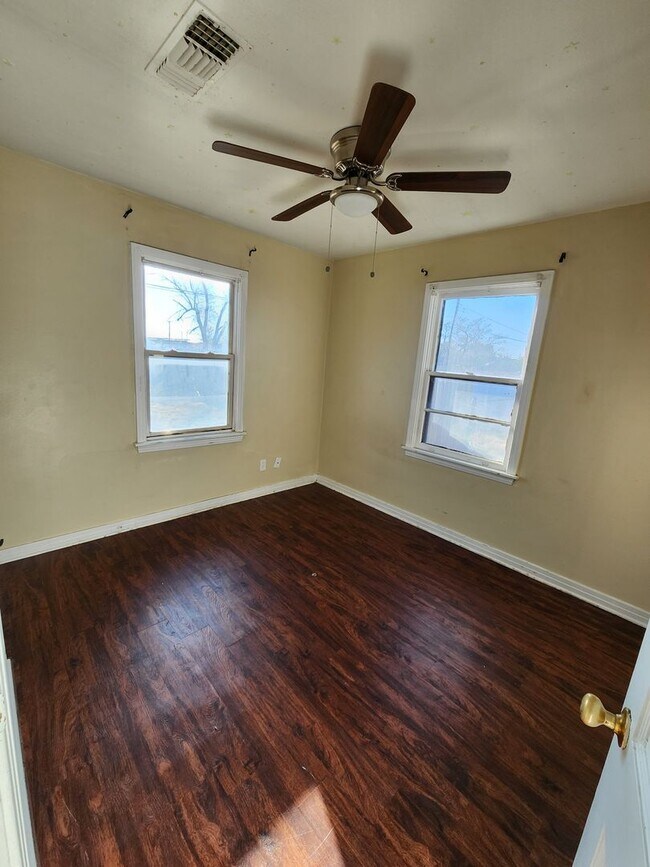 Building Photo - 2bedroom 1 bathroom water is paid by landlord