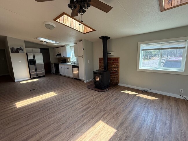 Building Photo - Newly Remodeled 3 Bedroom Home