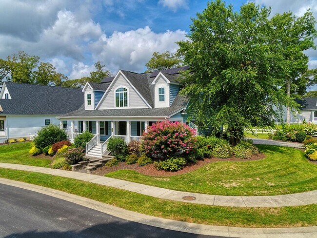 Foto del edificio - Spacious 3BR / 3.5BA Single family home • 2,500 Sq Ft • Baywood