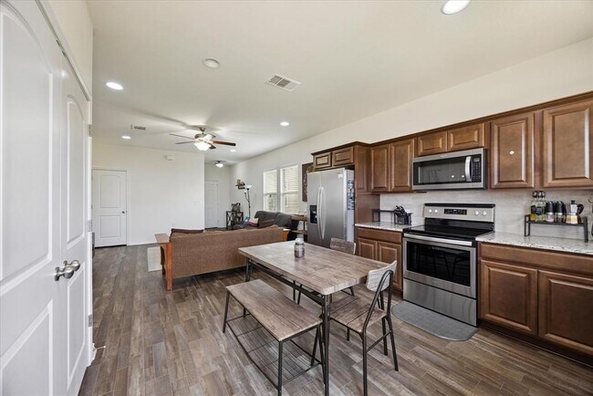 Foto del edificio - 6401 Graymont Dr