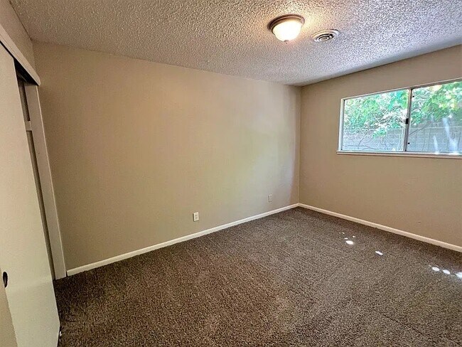 Building Photo - 6520 Woodcrest Ct