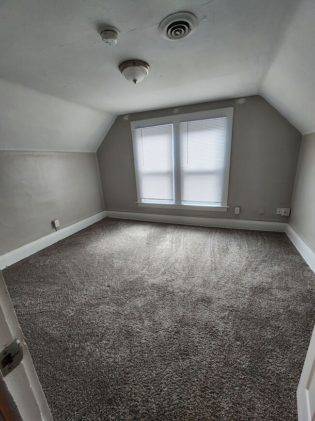 Building Photo - SUPER CLEAN 1 Bedroom Apt For Rent