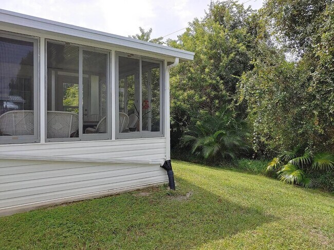 Foto del edificio - 215 Tiger Lilly Dr