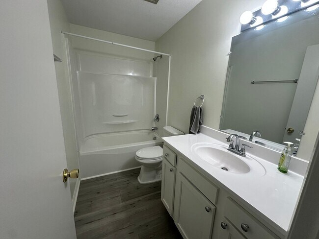 Foto del edificio - 2 Bedroom, 1 Bath Duplex Located in the Center of Wilmington