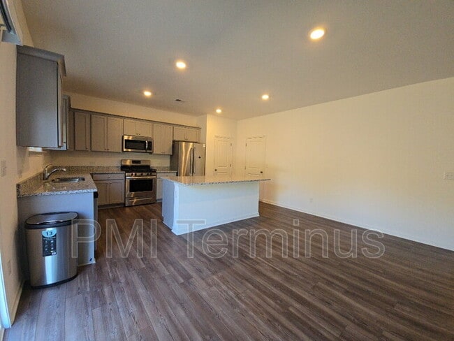 Building Photo - 823 Gelderland Dr