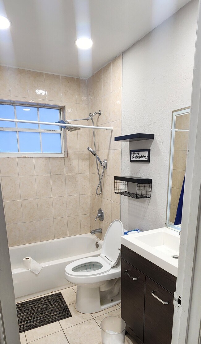 Foto del edificio - 506 E 10th St