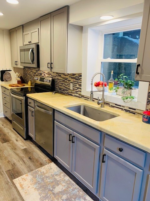 dishwasher and nice natural light window - 2457 Airport Rd