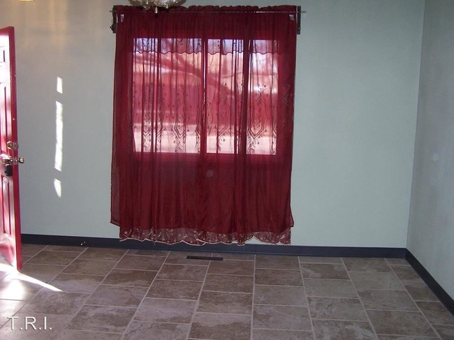 Building Photo - 3 br, 1 bath House - 2050 Wedgewood Drive