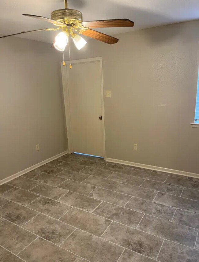 Building Photo - 2312 Giuffrias Ave