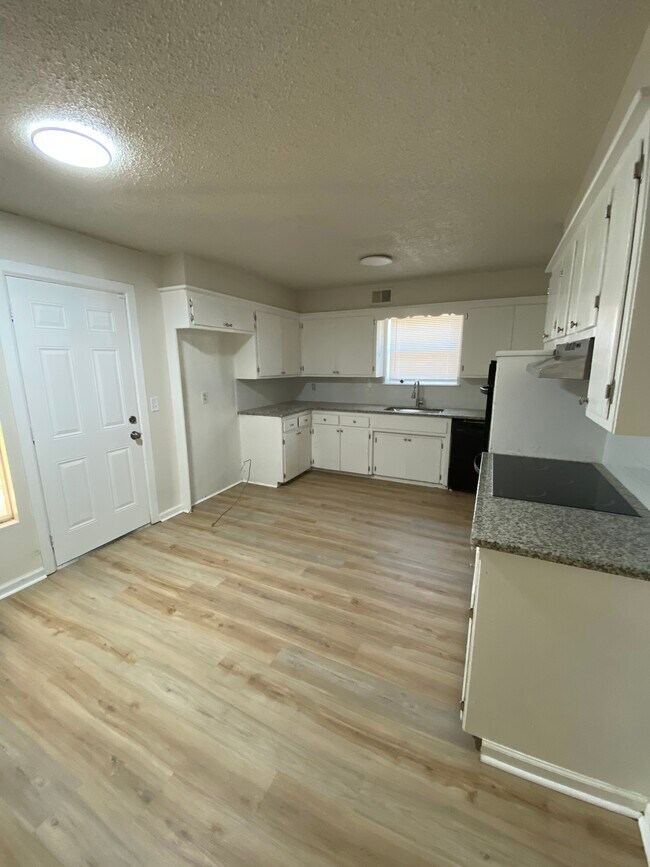 Building Photo - 2105 Linda Ln
