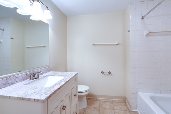 Baño completo - Amherst Manor Apartments