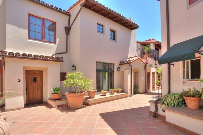 Building Photo - Downtown Luxury One Bedroom with Private G...