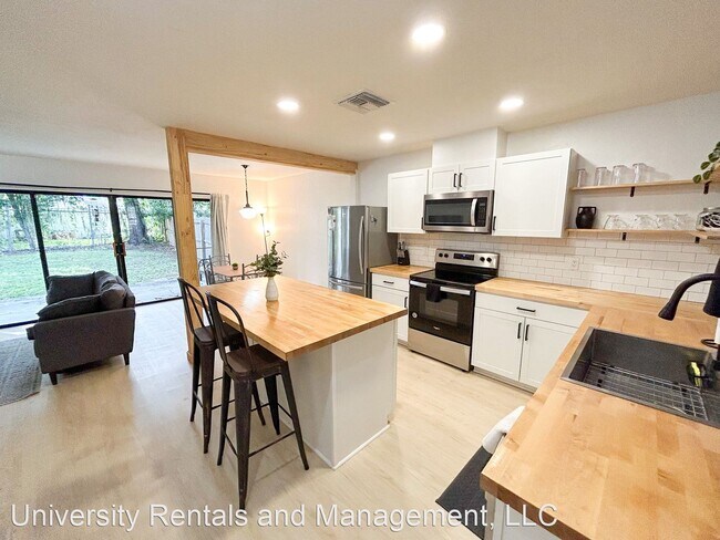 Foto del edificio - 2 br, 1.5 bath House - 1058 SW 6th Dr Unit A