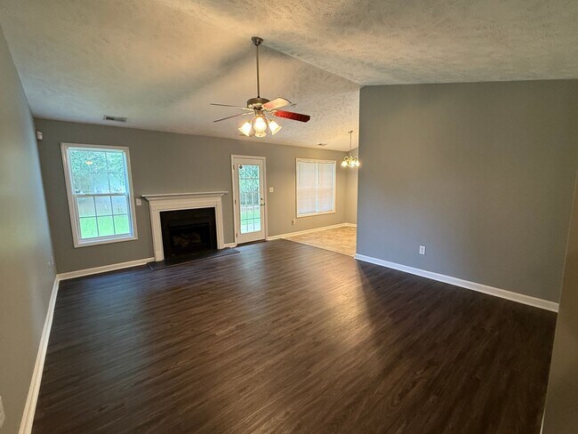 Foto del edificio - Beautiful 3 Bed Plus Bonus Room Raeford Home
