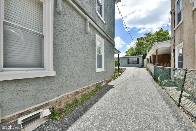 Building Photo - 357 Lyceum Ave