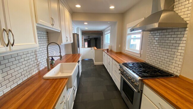 Foto del edificio - **Charming 2 bedroom, 1 bath in Denver, CO