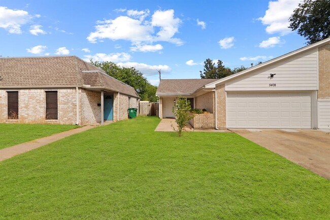 Foto del edificio - 5408 Deep Forest Dr