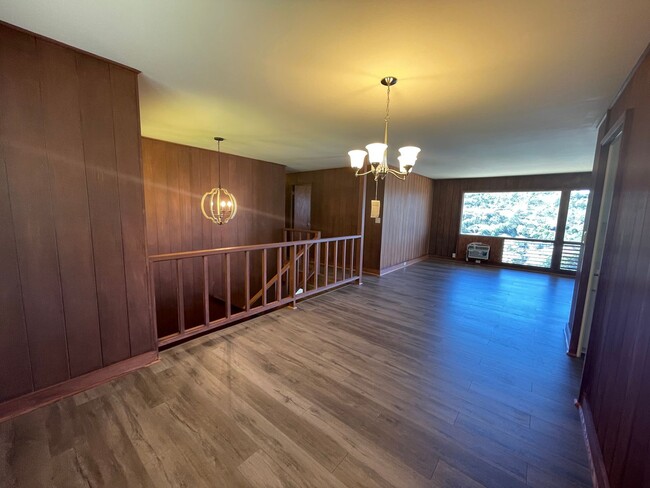 Building Photo - Large Moanalua Valley House - 3 bedroom, 2...