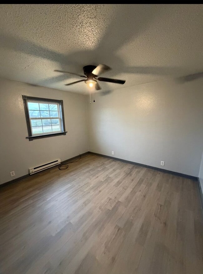 Building Photo - 1 Bed 1 Bath Duplex Available Now!