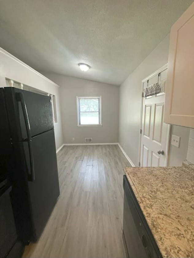 Building Photo - COMING SOON! 2 Bedrooms, 1 bathroom in Bel...