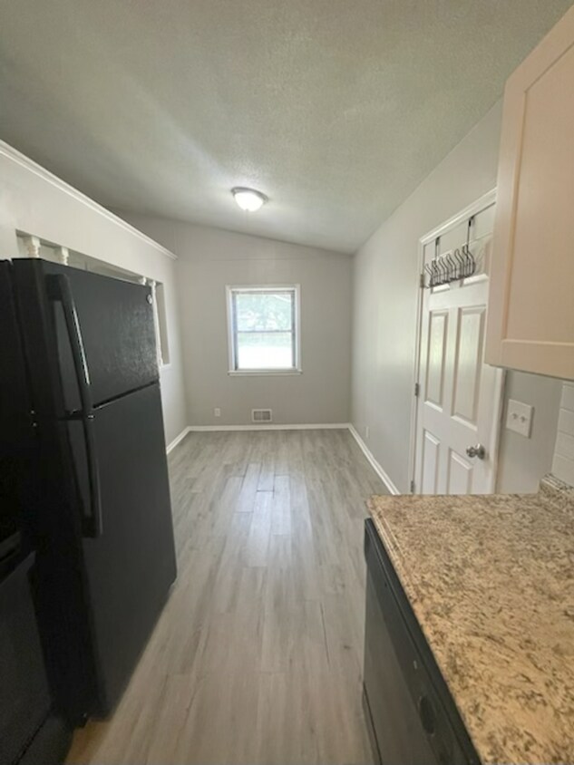 Foto del edificio - COMING SOON! 2 Bedrooms, 1 bathroom in Bel...