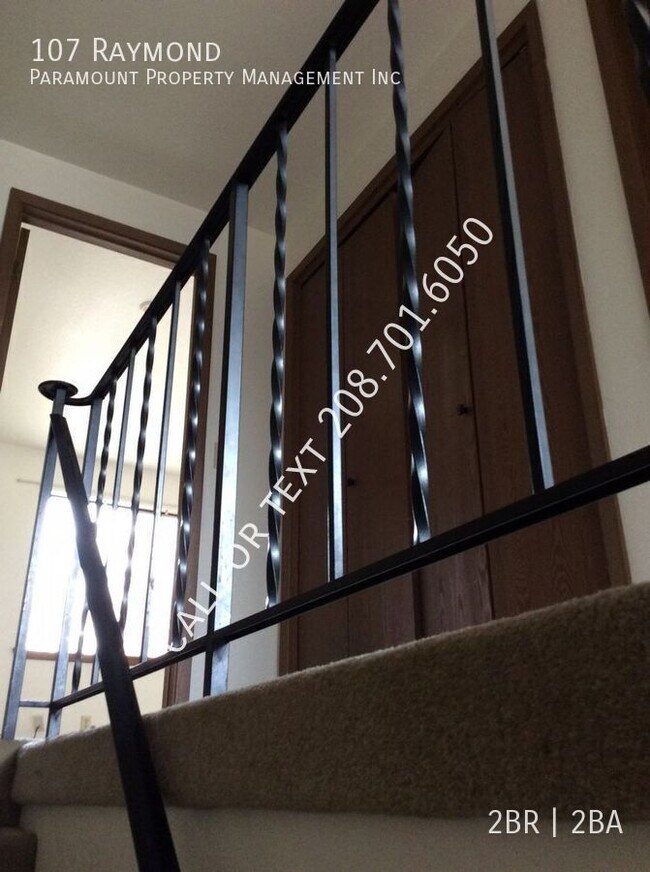 Building Photo - Great 2bed two story apartment near the To...