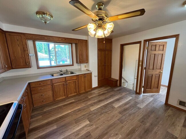 Building Photo - 714 4th St