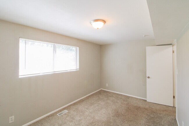 Building Photo - Harrison's Orem Duplex - Upstairs