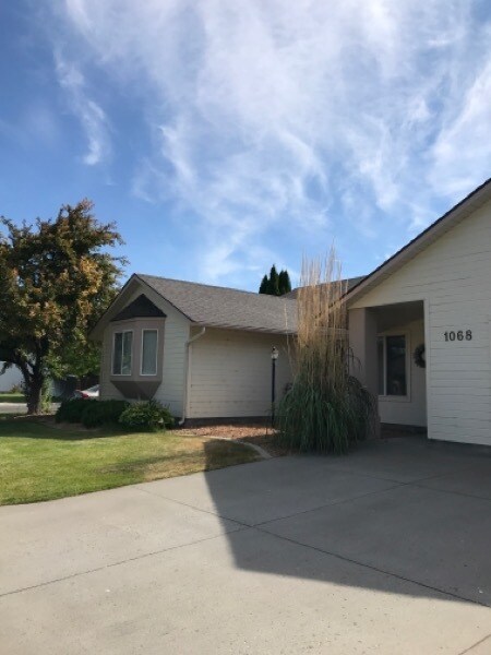 Primary Photo - 1068 Mountain View Dr