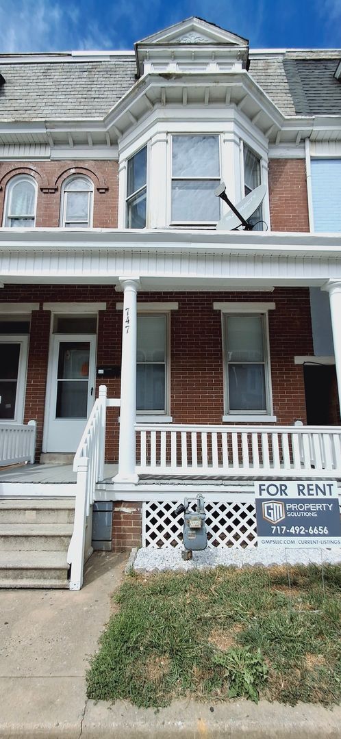 Foto del edificio - 4 Bedroom 1.5 Bathroom Rowhome in York!