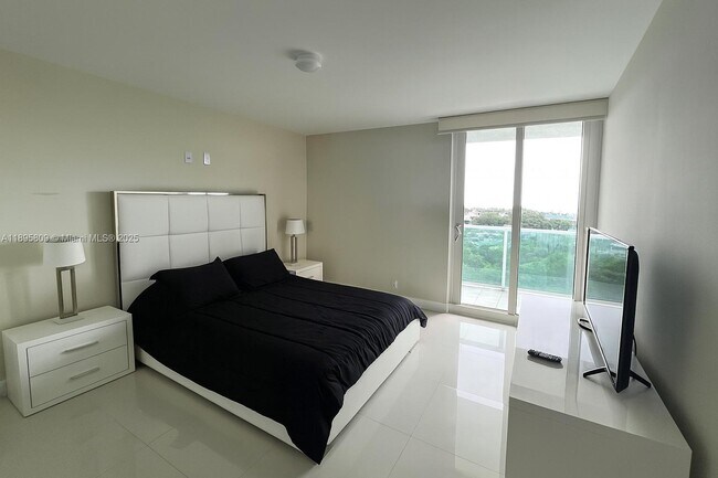 Foto del edificio - 100 Bayview Dr