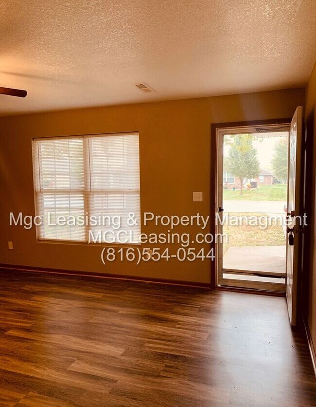 Foto del edificio - Grain Valley Ranch Duplex: Available September 1st