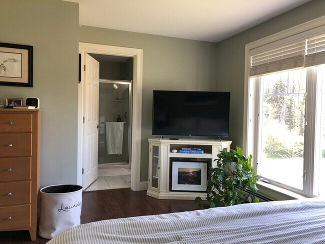 Photo of identical apartment in the building - 2 Davis Point Ln