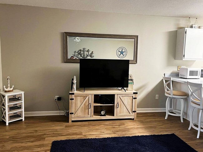 Building Photo - Winter rental! Recently renovated condo in...